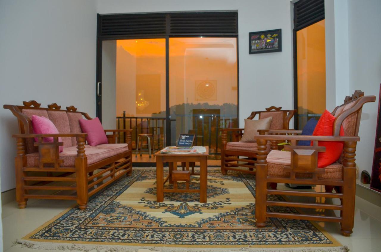 Angel Tower Bed & Breakfast แคนดี้ ภายนอก รูปภาพ